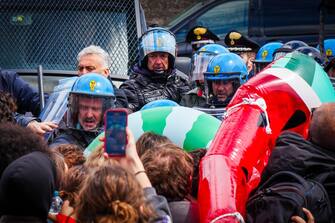 Un momento di tensione tra il corteo studentesco contro il G7 dei ministri degli esteri e in solidarietà con il popolo palestinese.  Napoli 19 Aprile 2024. ANSA/CESARE ABBATE