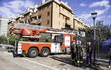 Polizia di stato e Vigili del fuoco all'esterno della palazzina in via Palanzone dove un uomo avrebbe accoltellato la madre e poi si sarebbe gettato dal balcone, Milano, 9 Agosto, 2023. ANSA/ ANDREA FASANI