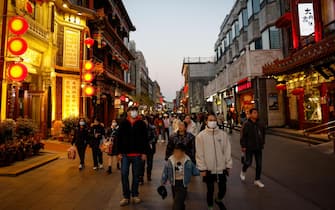 epa10974453 People walk at a shopping district in Beijing, China, 14 November 2023. Chinese health authorities warn of an increase in respiratory diseases such as mycoplasma pneumonia, Covid-19, and influenza as winter approaches.  EPA/MARK R. CRISTINO