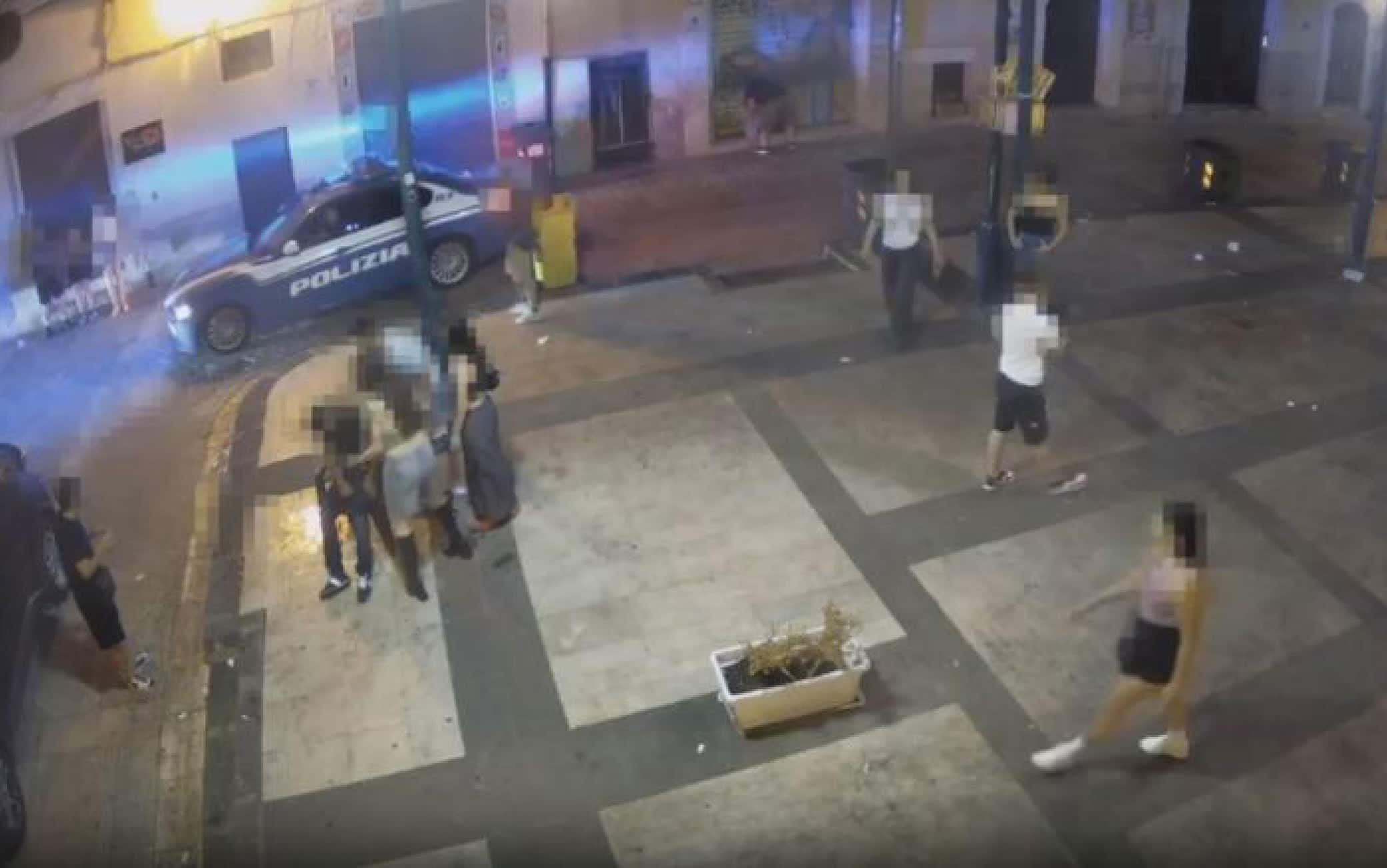 Un fermo immagine tratto da un video della polizia mostra un momento dell'aggressione ai danni di un 40enne originario del Marocco avvenuta verso le 2 del 24 giugno scorso in piazza Mercato, luogo della movida a Foggia, 27 luglio 2023. La polizia sta eseguendo due ordinanze di custodia cautelare nei confronti di cinque persone, tre maggiorenni e due minorenni, accusati di tentato omicidio e rapina, aggravati da motivi abietti e dalla crudeltà.  ANSA/ UFFICIO STAMPA POLIZIA DI STATO +++ ANSA PROVIDES ACCESS TO THIS HANDOUT PHOTO TO BE USED SOLELY TO ILLUSTRATE NEWS REPORTING OR COMMENTARY ON THE FACTS OR EVENTS DEPICTED IN THIS IMAGE; NO ARCHIVING; NO LICENSING +++ NPK +++