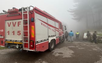 Vigili del fuoco al lavoro nei pressi del luogo della caduta della funivia del Monte Faito che ha provocato quattro vittime e un ferito che versa in condizioni critiche, 17 aprile 2025. ANSA/CESARE ABBATE