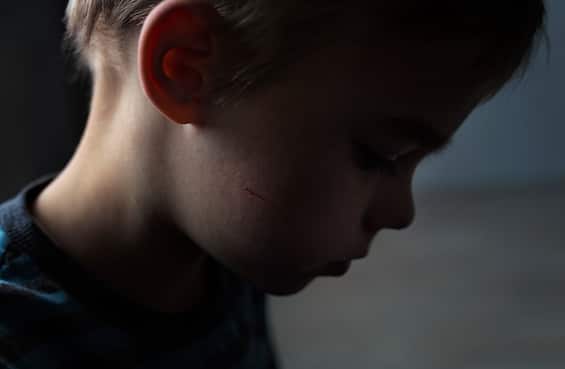 Maltrattamenti su bambini e adolescenti aumentati del 58% in cinque anni