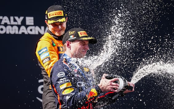 https://static.sky.it/editorialimages/5b9af878628212e9b643ea8f31cebe251244532c/skysport/it/motori/formula-1/video/2025/05/18/f1-gp-imola-piria-commento-video/verstappen-piastri-podio-ipa.jpg?im=Resize,width=565
