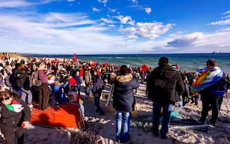 Si è svolta oggi 11 marzo 2023 a Steccato di Cutro(KR) la manifestazione nazionale delle associazioni del volontariato contro le stragi in mare.ANSA\ARENAFOTO CS