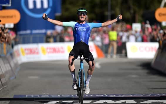 Giro, Prodhomme trionfa a Champoluc. Del Toro rosa