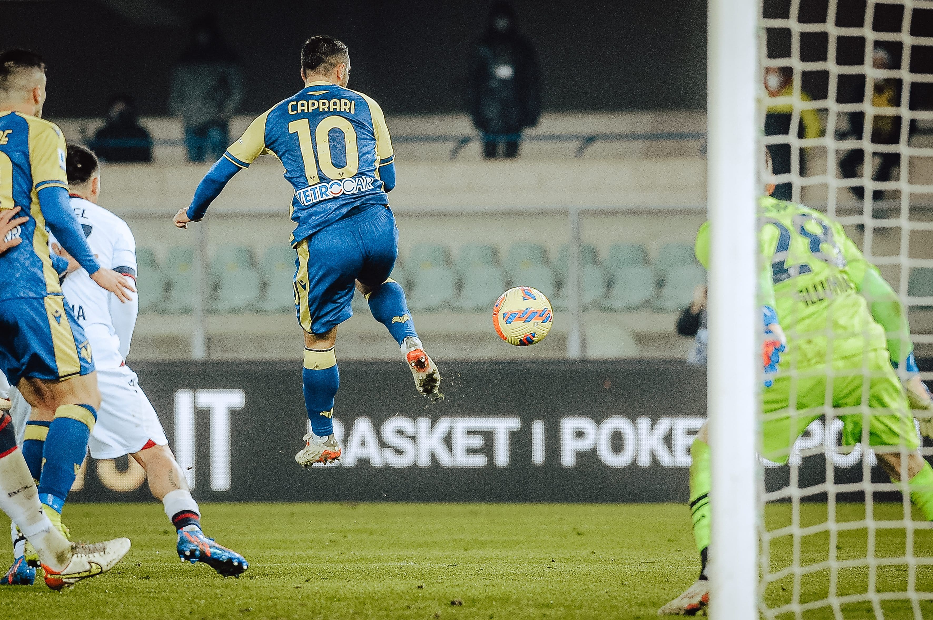 Il gran gol di tacco di Caprari