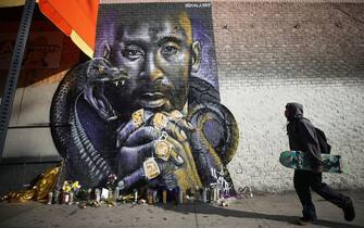 LOS ANGELES, CALIFORNIA - FEBRUARY 13: A mural depicting deceased NBA star Kobe Bryant, painted by @velaart, is displayed on a building on February 13, 2020 in Los Angeles, California. Numerous murals depicting Bryant have been created around greater Los Angeles following their tragic deaths in a helicopter crash which left a total of nine dead. A public memorial service honoring Bryant will be held February 24 at the Staples Center in Los Angeles, where Bryant played most of his career with the Los Angeles Lakers.  (Photo by Mario Tama/Getty Images)