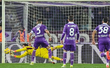 Mile Svilar (Roma) saves a goal after Cristiano Biraghi (Fiorentina) penalty  during  ACF Fiorentina vs AS Roma, Italian soccer Serie A match in Florence, Italy, March 10 2024
