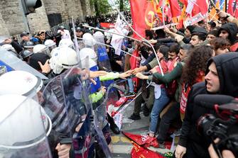 epaselect epa11311898 Protesters clash with riot police as they attempt to reach Taksim Square to celebrate the International Labor Day in Istanbul, Turkey, 01 May 2024. Thousands of protesters, including members of the main labor unions and leftist groups, gather for a rally to reach Taksim Square, as Turkish police sealed off Istanbul's central Taksim Square to prevent May Day demonstrations. The security measures came a day after Interior Minister Yerlikaya said authorities had designated 40 areas for May Day celebrations, excluding Taksim Square.  EPA/TOLGA BOZOGLU