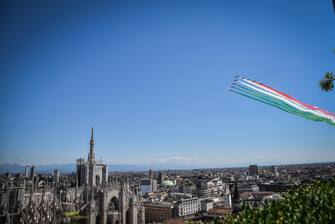 Passaggio volo delle Frecce Tricolori sopra il Duomo di Milano in ricordo delle vittime del coronavirus Covid19