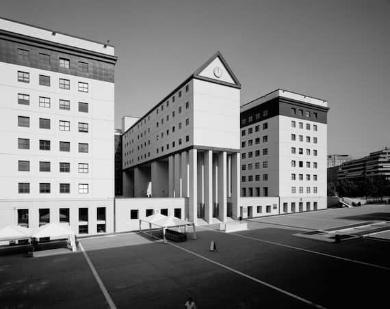 Centro direzionale di Fontivegge, Perugia. Foto ©2007 Gabriele Basilico / Archivio Gabriele Basilico, Milano. Gabriele Basilico, Gabriele Basilico fotografa Aldo Rossi, Humboldt Books, Milano 2026