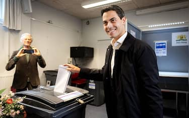 Leader of the Democrats 66 (D66) party Rob Jetten casts his ballot for the Dutch parliamentary elections in a polling station in The Hague, on October 29, 2025. The Dutch headed to the polls on October 29, 2025 for a snap election seen as a litmus test for the strength of the far-right, which has made powerful gains across Europe. (Photo by Ramon van Flymen / ANP / AFP) / Netherlands OUT (Photo by RAMON VAN FLYMEN/ANP/AFP via Getty Images)          