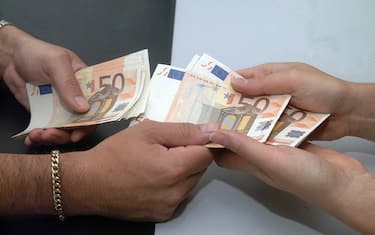 Bergamo   (BG ) Banche, soldi, Euro, contanti contenggio soldi foto Tiziano Manzoni-fotogramma Bergamo (BERGAMO - 2014-01-22, Tiziano Manzoni fotogramma) p.s. la foto e' utilizzabile nel rispetto del contesto in cui e' stata scattata, e senza intento diffamatorio del decoro delle persone rappresentate