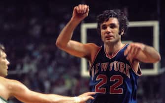 BOSTON - 1973:  Dave DeBusschere #22 of the New York Knicks passes during the Eastern Conference Finals against the Boston Celtics played in 1973 at the Boston Garden in Boston, Massachussetts. NOTE TO USER: User expressly acknowledges and agrees that, by downloading and or using this photograph, User is consenting to the terms and conditions of the Getty Images License Agreement. Mandatory Copyright Notice: Copyright 1973 NBAE (Photo by Dick Raphael/NBAE via Getty Images)