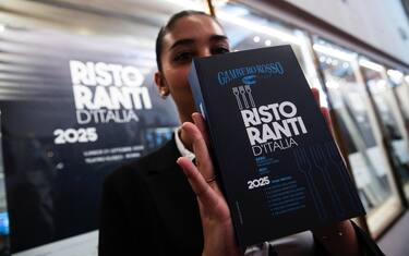 Un momento della premiazione per lÕedizione 2025 della guida Ristoranti d'Italia di Gambero Rosso, presso il teatro Eliseo, Roma, 21 ottobre 2024. ANSA/ANGELO CARCONI