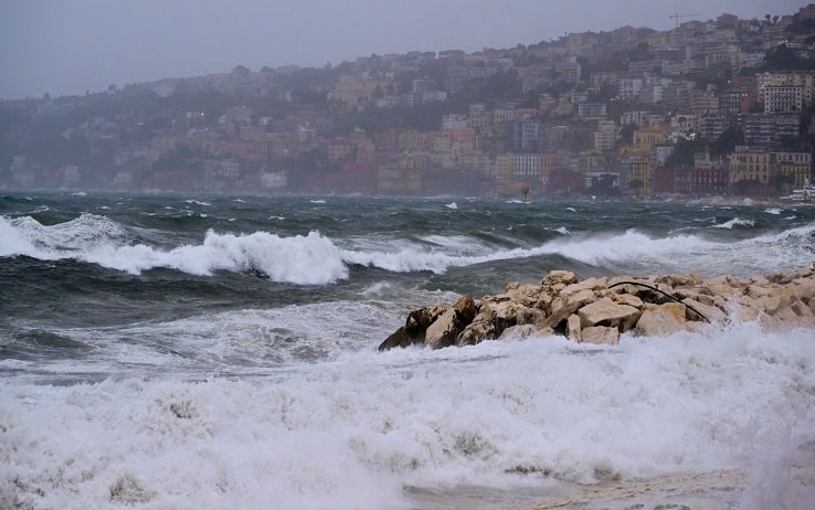 Vento, mare grosso a Napoli e stop ai collegamenti con le isole del golfo, Napoli, 22 novembre 2022. ANSA / CIRO FUSCO