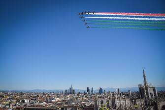 Passaggio volo delle Frecce Tricolori sopra il Duomo di Milano in ricordo delle vittime del coronavirus Covid19