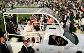 Papa Francesco all'arrivo per la messa al Mausoleo John Garang di Giuba