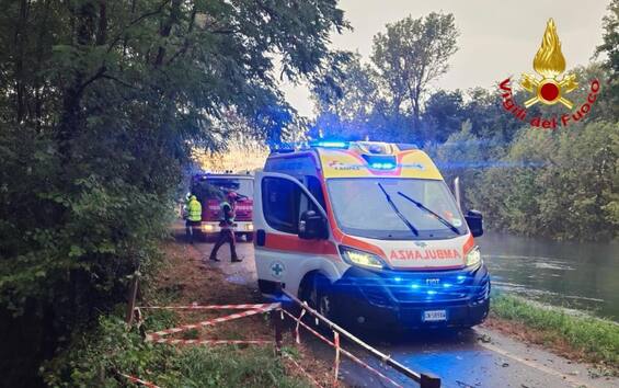 Maltempo al Nord, nubifragi e grandine. Nel Milanese morta una donna travolta da un albero