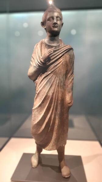 Una delle 24 statue in bronzo uscite dallo scavo di sanciscono. Questa rappresenta  un arringatore romano. E'  alta 90 cm. E' uno dei pezzi esposti al pubblico per la prima volta nelle sale del Quirinale a Roma, 22 giugno 2023.
ANSA/Silvia Lambertucci