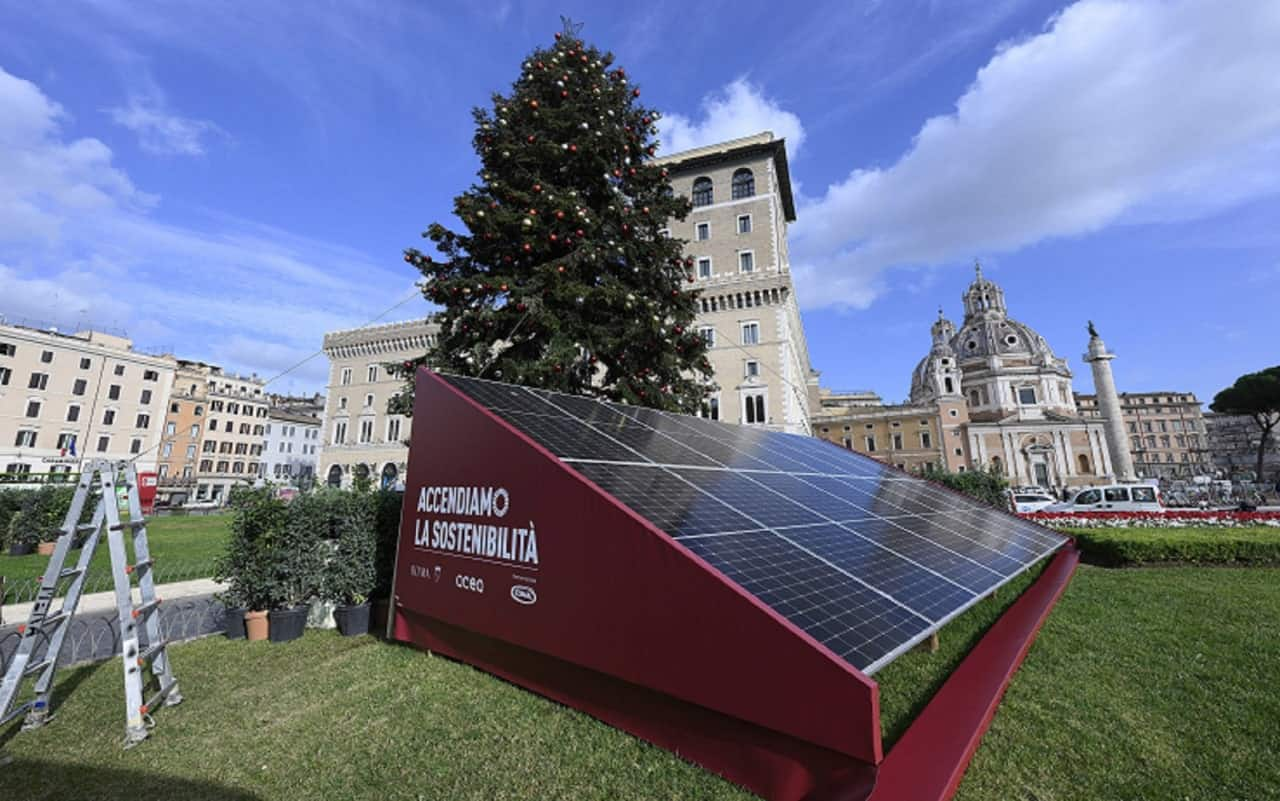 L'albero di Natale con i pannelli solari