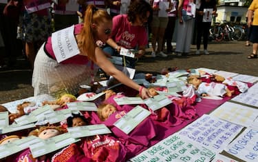 Il sit-in delle mamme Arcobaleno organizzato davanti al Palazzo di Giustizia in segno di protesta contro l'impugnazione dei certificati di nascita dei 33 figli di coppie omogenitoriali, decisa dalla Procura, Padova, 23 giugno 2023. ANSA/ MICHELE GALVAN