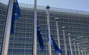 Bandiere a mezz’asta a Bruxelles davanti alla commissione europea 