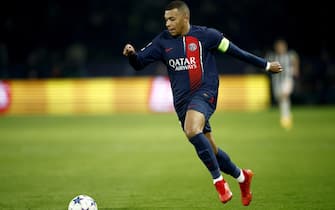 epa11000057 Kylian Mbappe of PSG in action during the UEFA Champions League group F match between Paris Saint-Germain and Newcastle United in Paris, France, 28 November 2023.  EPA/YOAN VALAT