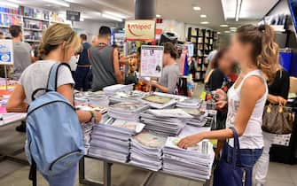 ACQUISTO DEI LIBRI, RAGAZZI ACQUISTANO LIBRI  PER IL NUOVO ANNO SCOLASTICO ALLA LIBRERIA DEL LIBRACCIO DI VIA ROMOLO, 7 (MLANO - 2015-09-09, DUILIO PIAGGESI) p.s. la foto e' utilizzabile nel rispetto del contesto in cui e' stata scattata, e senza intento diffamatorio del decoro delle persone rappresentate