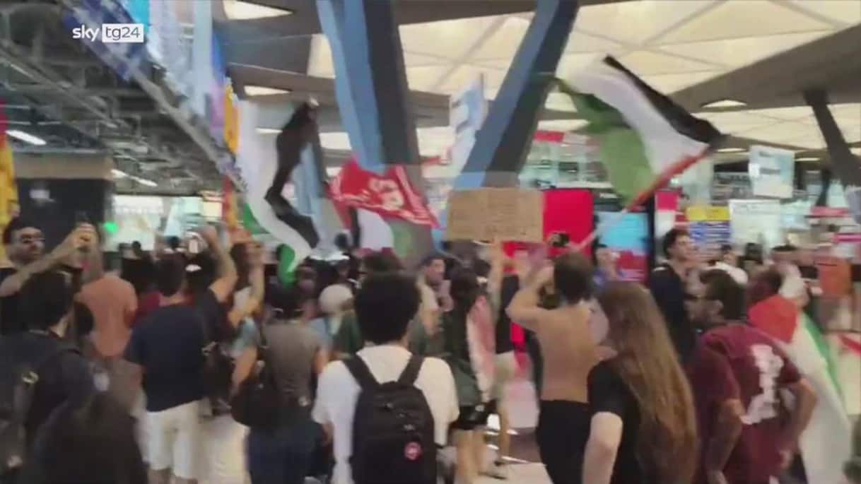sciopero gaza manifestanti occupano binari stazione napoli