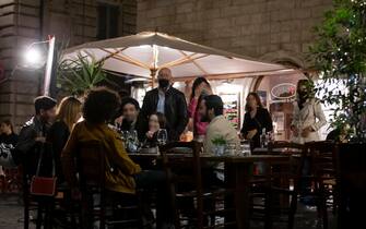 Clienti ai tavoli di un ristorante