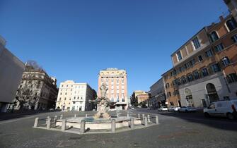 (200317) -- ROME, March 17, 2020 (Xinhua) -- Taxi drivers wait at a taxi stop on Piazza Barberini in Rome, Italy, March 16, 2020.
  Italy's accumulated number of confirmed cases rose to 27,980 on Monday from the tally of 24,747 on the previous day. (Xinhua/Cheng Tingting) (Photo by Xinhua/Sipa USA)