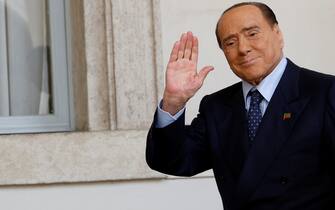 Leader of 'Forza Italia' party Silvio Berlusconi arrives for a meeting with Italian President Sergio Mattarella for the first round of formal political consultations for new government at the Quirinale Palace in Rome, Italy, 21 October 2022. 
ANSA/FABIO FRUSTACI