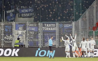 epa11030066 Atalanta's players celebrate in front of their fans after scoring a goal during the UEFA Europa League group D soccer match between Rakow Czestochowa and Atalanta BC, in Sosnowiec, Poland, 14 December 2023.  EPA/Waldemar Deska POLAND OUT