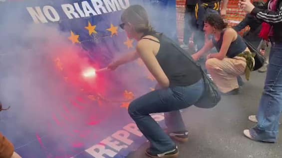 bologna proteste contro meloni bruciata una bandiera ue