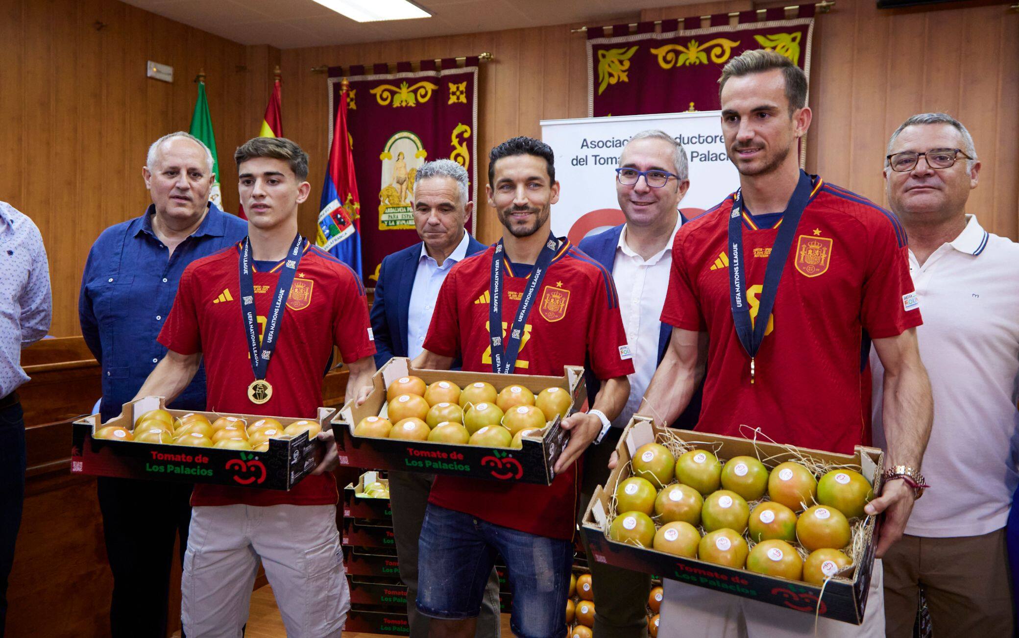 Gavi, Fabian Ruiz e Jesus Navas coi pomodori della vittoria Gavi, Fabian Ruiz e Jesus Navas coi pomodori della vittoria