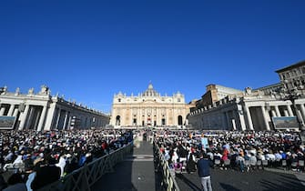 Piazza San Pietro gremita per l'insediamento di Leone XIV