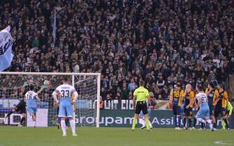 Antonio Candreva (R),scores the 2-0, gol during Italian Serie A soccer match SS Lazio vs Hellas Verona, at the Olimpico stadium in Rome, Italy, 22 March 2015.               ANSA / MAURIZIO BRAMBATTI