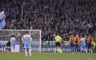 Antonio Candreva (R),scores the 2-0, gol during Italian Serie A soccer match SS Lazio vs Hellas Verona, at the Olimpico stadium in Rome, Italy, 22 March 2015.               ANSA / MAURIZIO BRAMBATTI