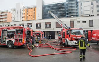 Foto Valentina Stefanelli /LaPresse
2 Giugno 2023 Roma, Italia - Cronaca -Roma, Incendio in palazzo in ristrutturazione in via Edoardo D' Onofrio Colli Aniene. Nella foto l'intervento dei Vigili del Fuoco e delle Forze dell'ordine