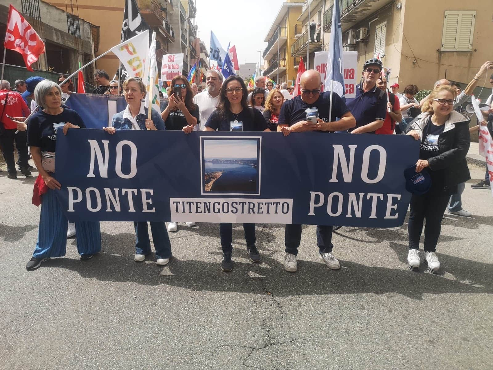 Corteo contro il ponte