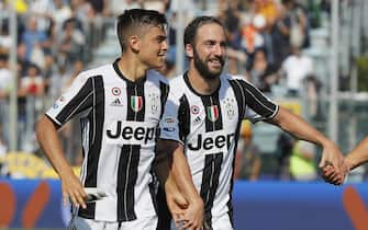 Juventus' players Gonzalo Higuain (R) and Paulo Dybala celebrate the victory at the end of the Italian Serie A soccer match Empoli FC vs Juventus FC at Carlo Castellani stadium in Empoli, Italy, 02 October 2016.
ANSA/FABIO MUZZI