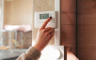 Room temperature control thermostat. Utilities. Gas. Rent prices. Gas dependency. Heating.