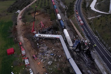 epa10496411 A picture taken with a drone shows firefighters and rescue crews working to extricate passengers from trains after a collision near Larissa city, Greece, 01 March 2023. At least 32 people were killed and more than 85 were injured when a passenger train collided with a freight train, in Tempi, central Greece, near the city of Larissa, the Greek Fire Service said. Out of the 85 injured persons, 53 still remain in hospital, according to the spokesperson of the Fire Service, Vassilis Vathrokogiannis. Rescue workers continue the search for survivors focusing on the first two carriages of the passenger train.  EPA/ACHILLEAS CHIRAS
