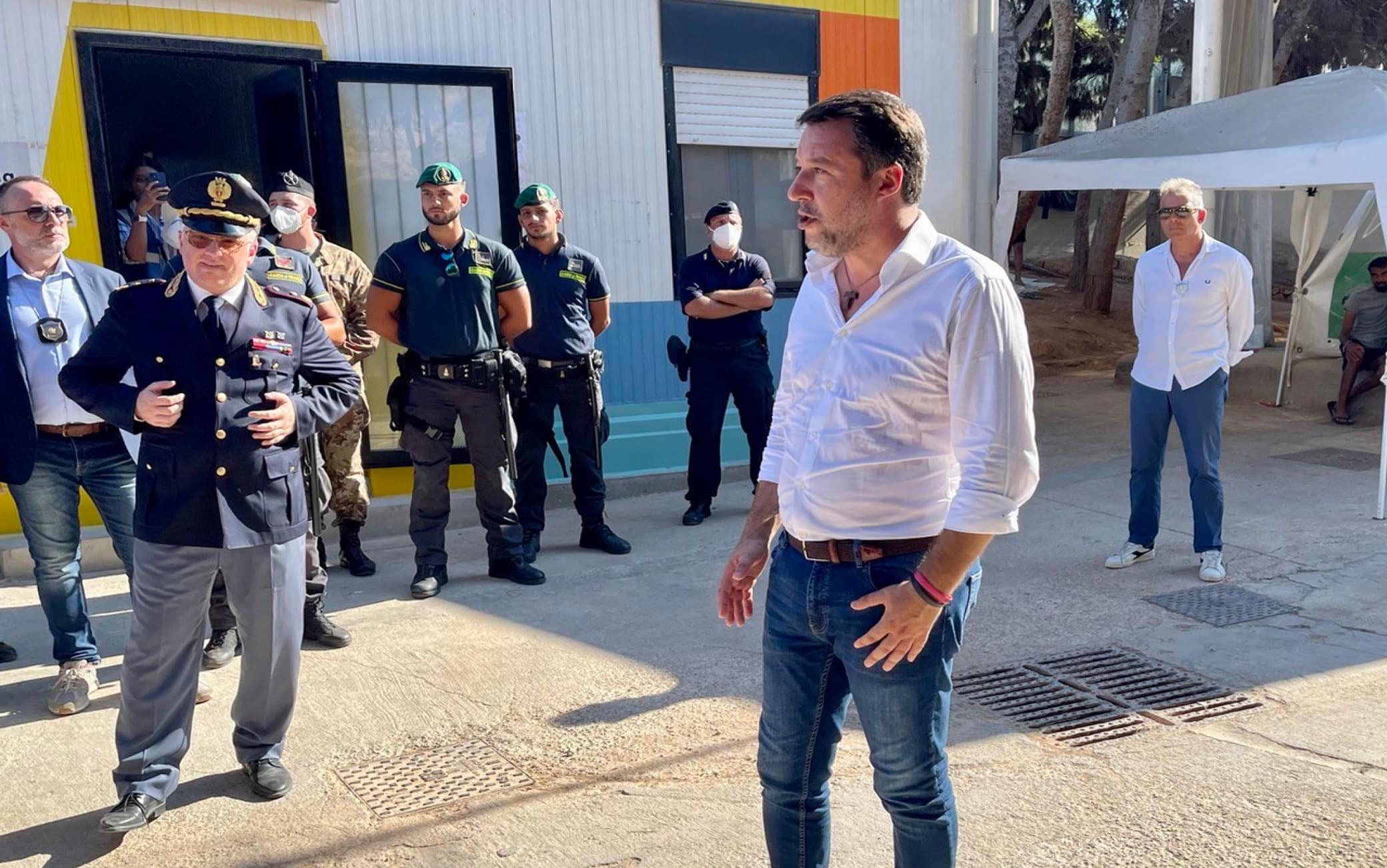 Il segretario federale della Lega, Matteo Salvini, durante la visita all'hotspot di contrada Imbriacola a Lampedusa, dove al momento ci sono oltre 600 profughi, 04 agosto 2022.
ANSA/ELIO DESIDERIO