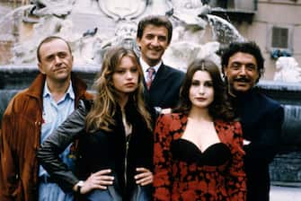 film : Miracolo italiano
  -  nella foto : Claudia Koll, Giorgio Faletti, Nino Frassica, Ezio Greggio, Anna Falchi
  -  titolo originale : Miracolo italiano
  -  genere : commedia
  -  regia : Enrico Oldoini ( - 2000-02-25, / IPA) p.s. la foto e' utilizzabile nel rispetto del contesto in cui e' stata scattata, e senza intento diffamatorio del decoro delle persone rappresentate