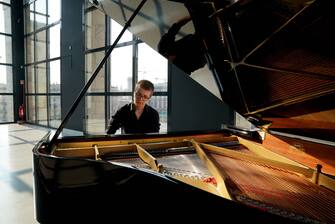 Preludio di Piano City con Guido Coppin che suona il piano in streaming per covid-19, nella Sala Fontana