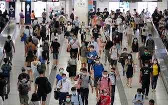 Persone indossano la mascherina a Hong Kong