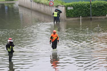 L'intervento dei Vigili del fuoco dopo le fuoriuscite d'acqua causate da intense piogge nel quartiere di Ponte Lambro, alla porte di Milano, 15 maggio 2024. ANSA/PAOLO SALMOIRAGO