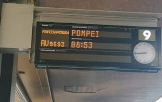 L'avviso del treno per Pompei